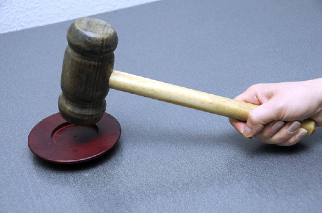 Likums arī privātpersonu īpašumam paredz iespēju izvairīties no nokļūšanas zem izsoles āmura.