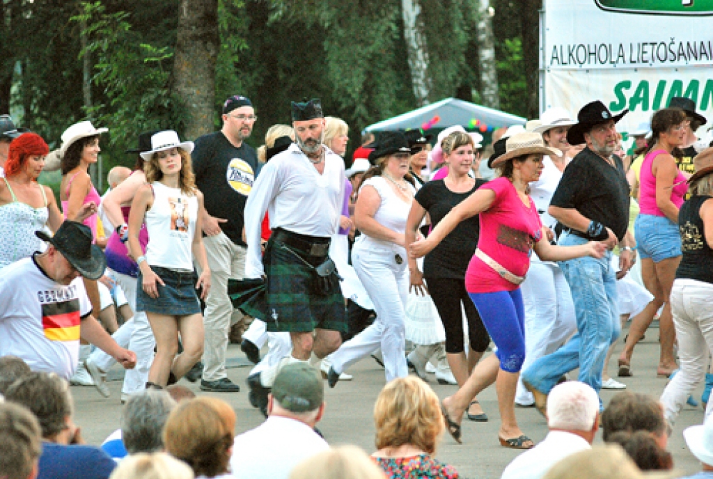 Līnijdejotājiem šogad bija arī neierasti tērpi. 
