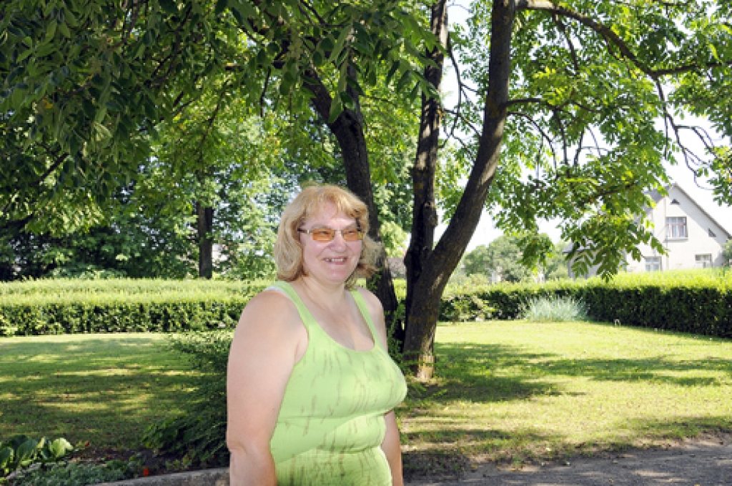 Sandra Sūna pie valriekstu koka, kas septembra vidū skolēnus cienās ar augļiem. 