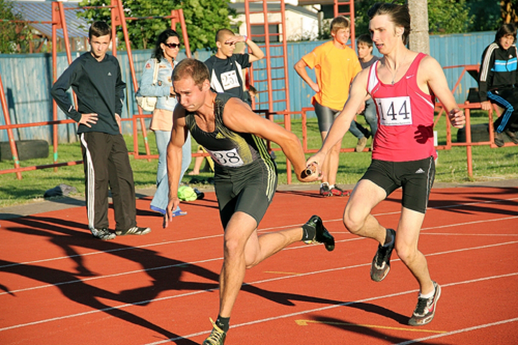 Bauskas novada BJJS audzēkņi 4×100 metru skrējienā demonstrēja gan ātrumu, gan labu tehniku, nododot stafetes kociņu. Rivo Vožniaks (priekšplānā) saņem stafeti no Arta Burkevica.