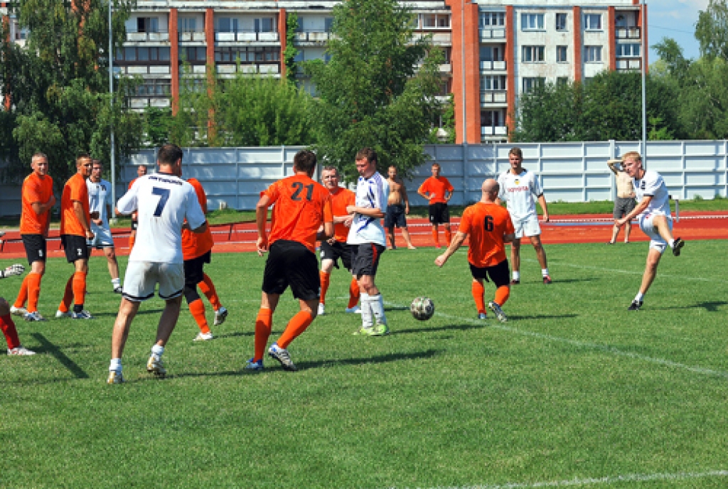 Ceturtdaļfinālā Rundāles «NHS» komandu (baltajos kreklos) izloze neveiksmīgi saveda kopā ar turnīra uzvarētājiem – komandu «Rainis». 
