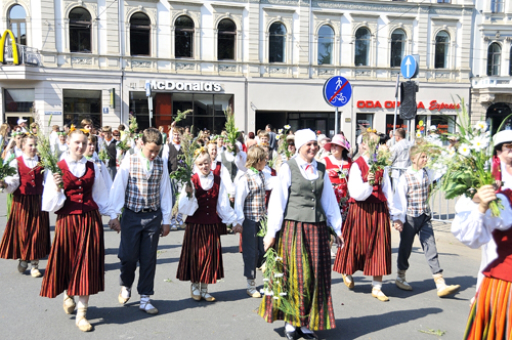 Pilsrundāles vidusskolas dejotāji iekļaujas krāšņajā gājiena virpulī.