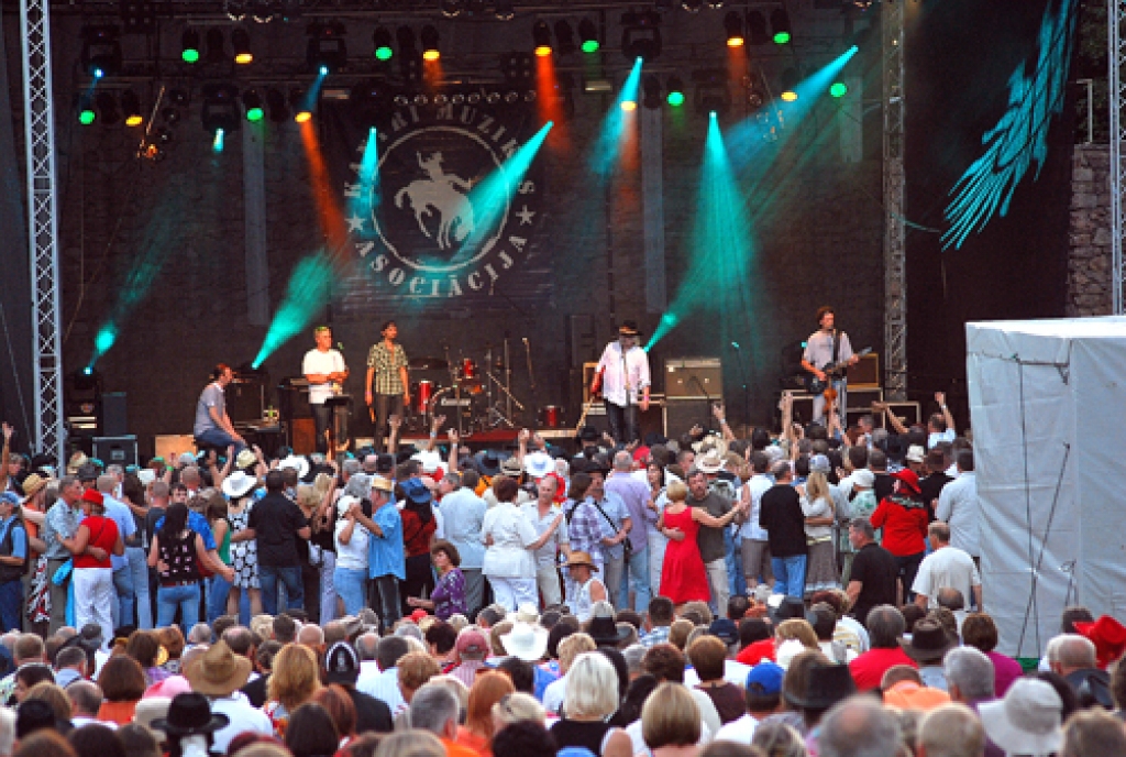 Bauskas pilskalna estrādē «Dakota», kuru vada baušķenieks Edvīns Zariņš.