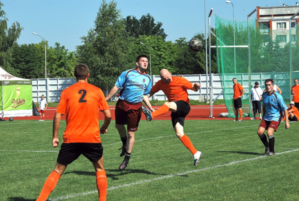 Māris Akmentiņš (8. numurs), «Akmentiņi un Co» uzbrucējs, raida bumbu ar galvu pa «Raiņa» komandas vārtiem.