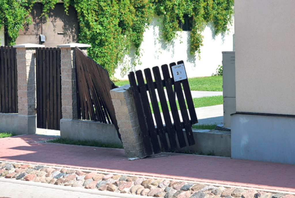 Pie «Ābeles», daudzfunkcionālā rehabilitācijas centra, nedēļas nogalē salauzts žogs.