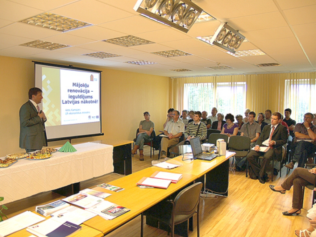 Māju renovācijas seminārs Iecavā vasaras karstumā pulcēja visai daudz ļaužu, kuri uzklausīja un iztaujāja gan ekspertus, gan ekonomikas ministru Arti Kamparu (no kreisās).
