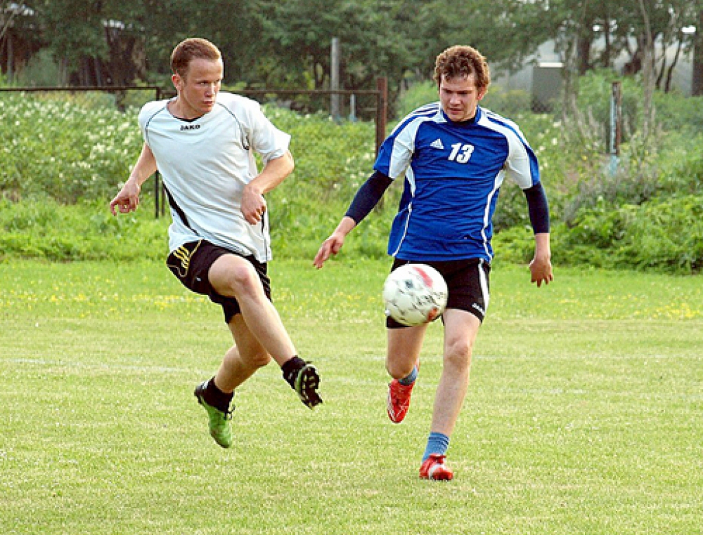 Laukumā par bumbu cīnās «Ballu Motora» spēlētājs Edgars Ružello (no kreisās) un Jānis Pakalns no «FK Zālīte».