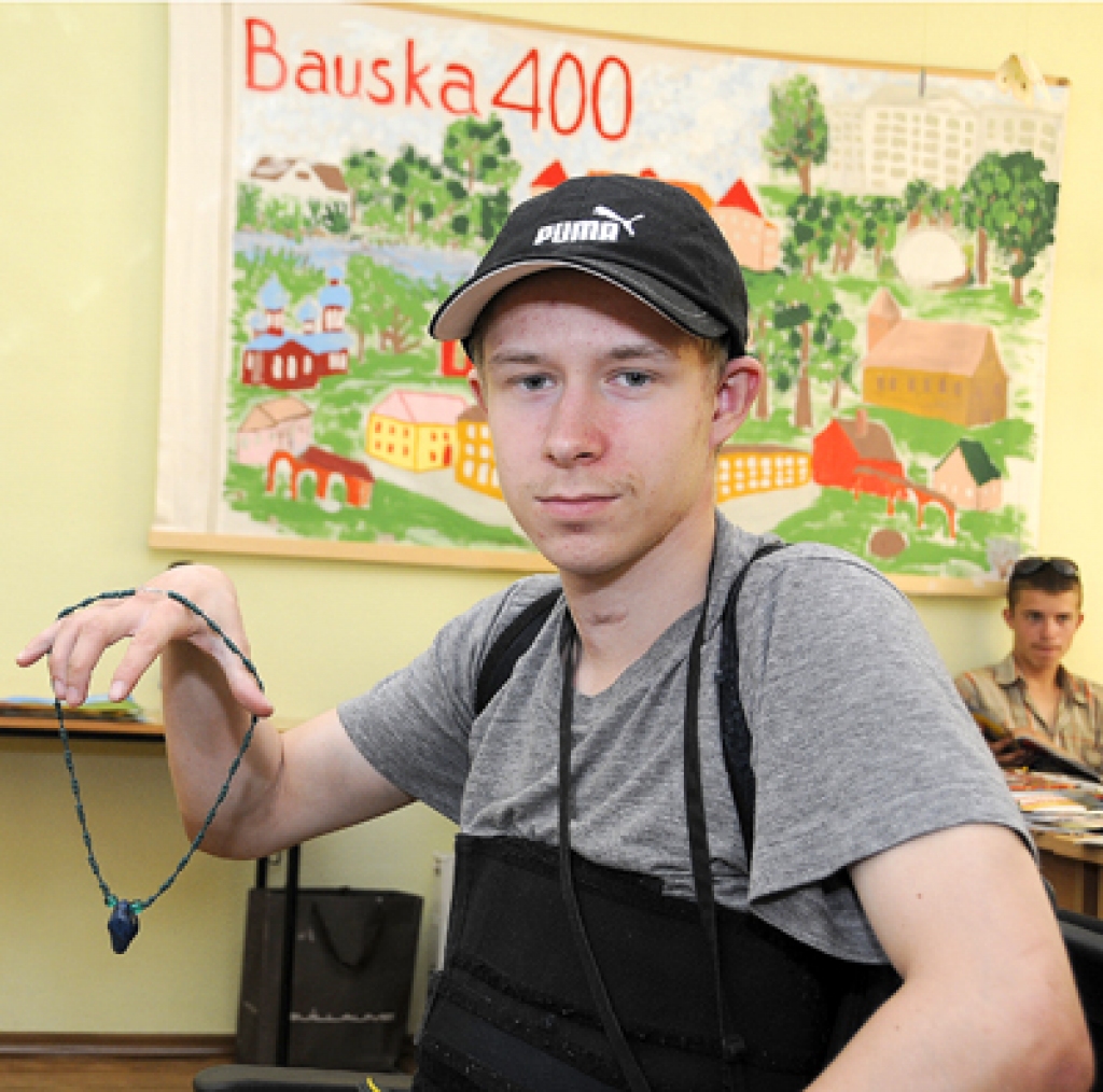 Artūrs Vestmanis lepns par savu pirmo paša darināto rotu. 