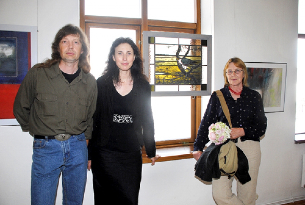 Mākslinieki Emīls Ēmanis un Elga Grīnvalde (vidū) ir labi pazīstami, taču Ārija Ēmane ar dēla studiju biedri sastapās pirmo reizi un atzina, ka abu darbi labi saskaņojas Bauskas muzeja izstāžu zālēs. 