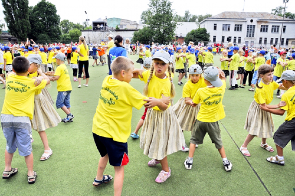 Misas vidusskolas mazie dejotāji mēģinājumā visu virsvadītāju norādījumus izpilda tikpat aizrautīgi, kā tas būs jādara īstajā koncertā. 