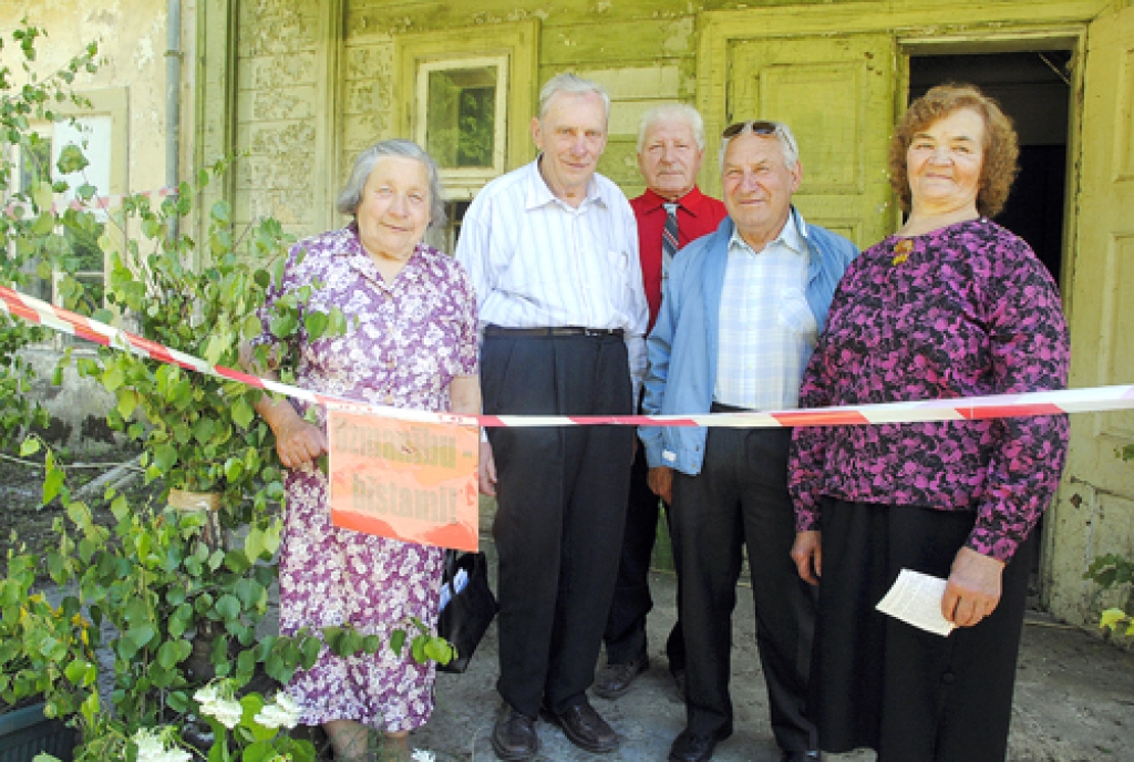 Brīdinājums par bīstamību nespēja aizturēt bijušos skolēnus spert soli tagad pamestajā Pāces skolā. Arī Gunta Sturme (no kreisās), Igors Zāle, Jānis Sturme, Ojārs Sīlis un Dzidra Sturme lūkoja, kas tagad palicis pāri no tālajiem gadiem.