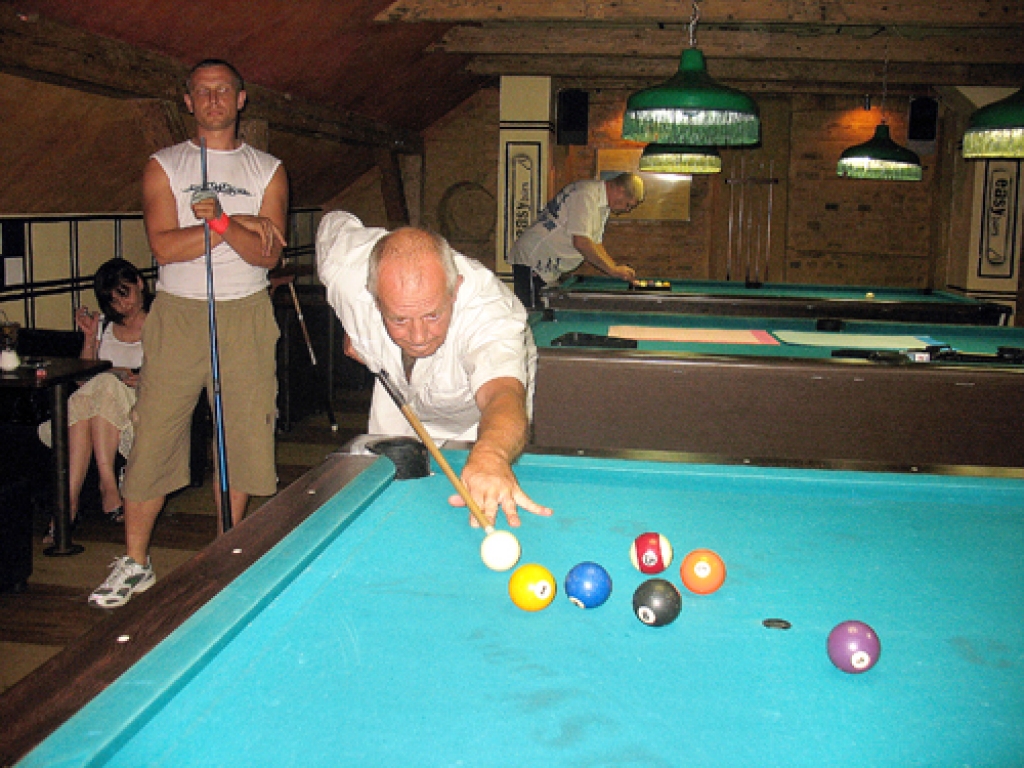 Ilgvaru Štrausu (priekšplānā) daudzi pazīst kā vienu no lielākajiem biljarda spēles entuziastiem Bauskā. 