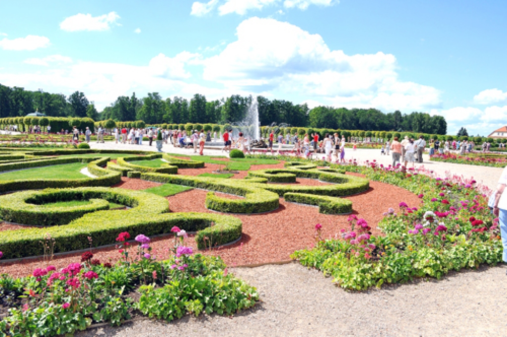 Rundāles pils dārzā apmeklētājus priecē ap 12 tūkstošiem visdažādāko rožu šķirņu.