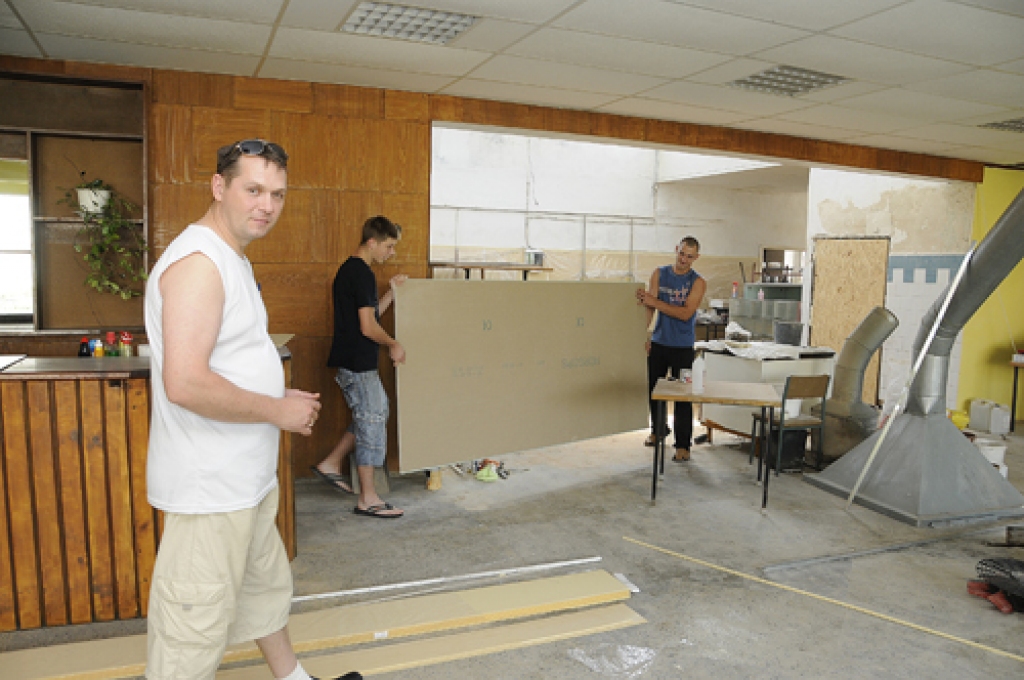 I/u «Madari» īpašniekam Ritvaram Kalniņam (no kreisās) darbos palīdz Kristians Sekļuckis un Edmunds Šimkūns. 