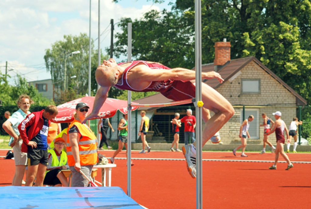 Ceraukstietis Jānis Feldmanis pēc ilgāka pārtraukuma atgriezies veterānu sportā un augstlēkšanas sektorā demonstrē lielisku stilu.