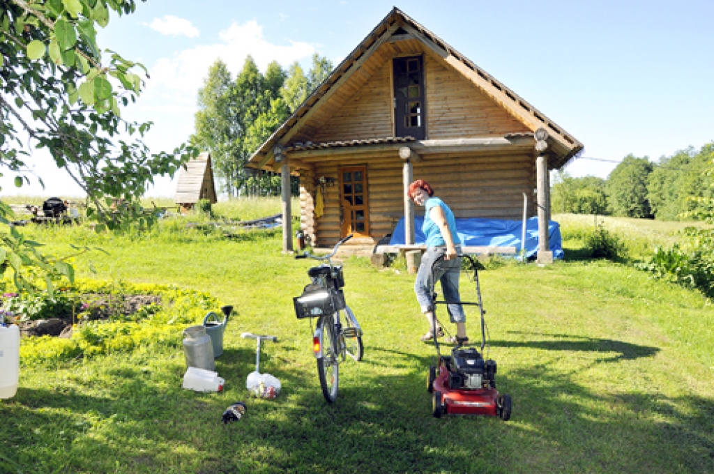Kurmeniete Marija Dīce dzimšanas dienas dāvanā, būdama vai traka uz močiem, tomēr nav izvēlējusies skūteri, bet priekšroku devusi zāles pļaujmašīnai, ko dēvē par vislabāko trenažieri.