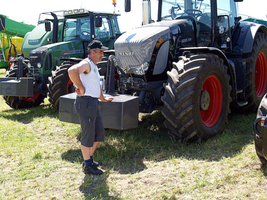 Juris Vovčoks, Iecavas novada lauksaimnieks, spriež, kādu piekabi Lietuvā labāk iegādāties.