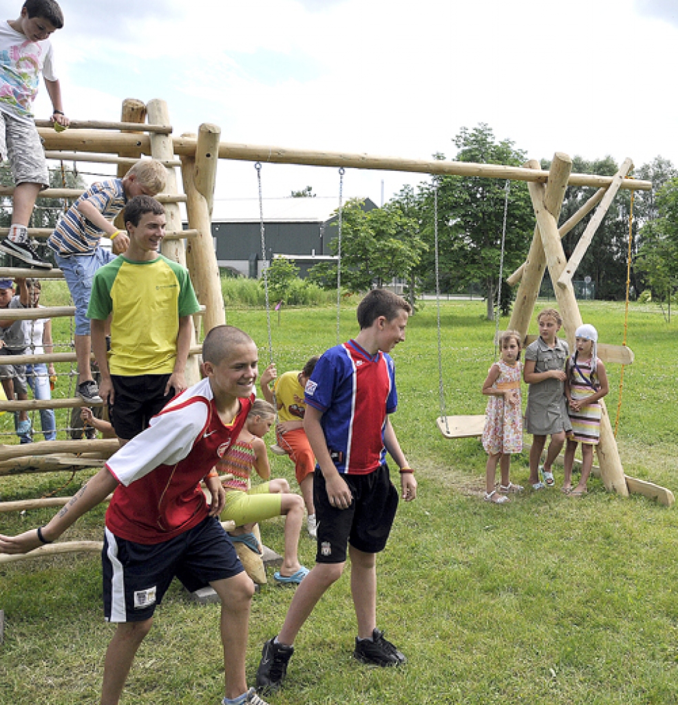 Rotaļu kompleksa «Purviņš» atklāšanā tika rīkotas interesantas stafetes.