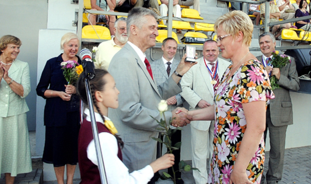 Daumants Znatnajs LSVS prezidents apbalvo ar medaļu «Sporta slava» Bauskas novada sporta centra «Mēmele» galveno speciālisti Ingu Ūbeli par aktivitāti veterānu organizēšanā. 