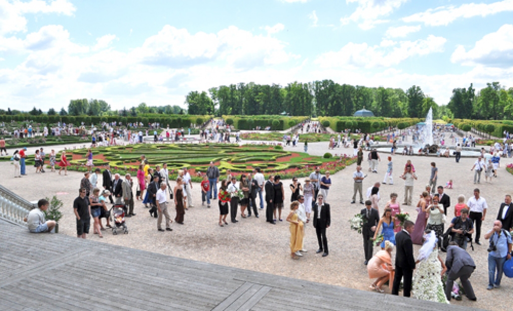 Apmeklētāji 3. jūlijā fotografējās Rundāles pils dārza rožu laukumos, pie strūklakas, uz pils fona. Ļoti daudz tūristu bija no Lietuvas.