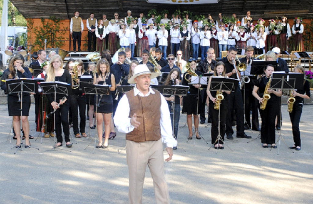 Skaistkalnes vidusskolas pūtēju orķestris Jāņa Kalniņa vadībā arī būs svētku dalībnieki.