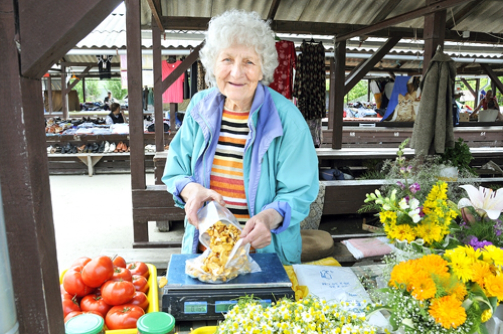 Ilga Neike pārdod sēnes, kas lasītas Galenieku purvā.