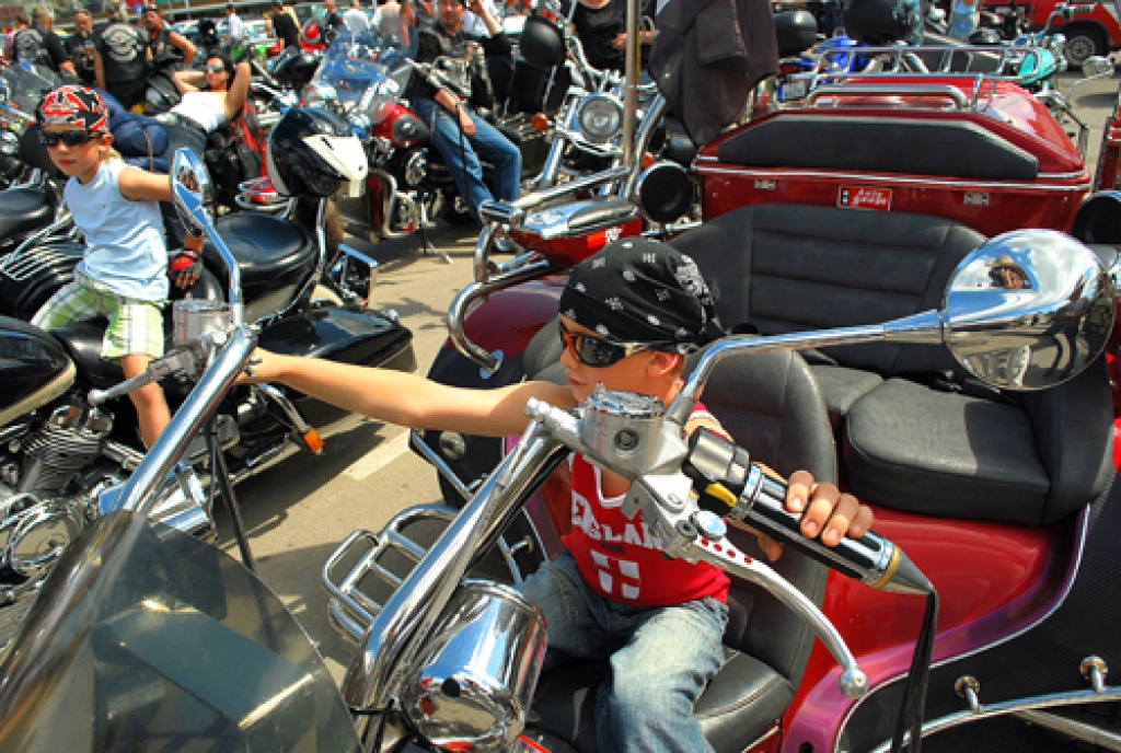 Motociklistu saiets Bauskā raisīja neaizmirstamas emocijas mazākajiem, kuriem daudzi deva iespēju pasēdēt uz braucamrīkiem. 