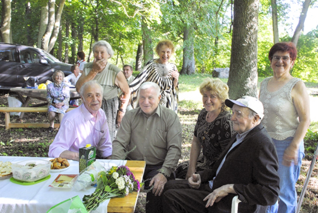 Pāces skolas kādreizējos direktorus Ināru Boču (no kreisās), Voldemāru Barenu, Ligitu Būmeistari un Jāni Mileiku mīļi sveica daudz bijušo audzēkņu.