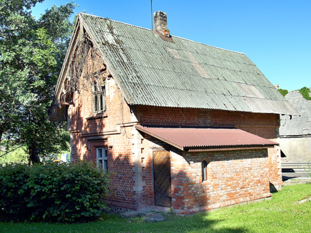 Senais muižas sarga namiņš pie Iecavas tilta tiks atjaunots, un tajā saimniekos radoši jaunieši.