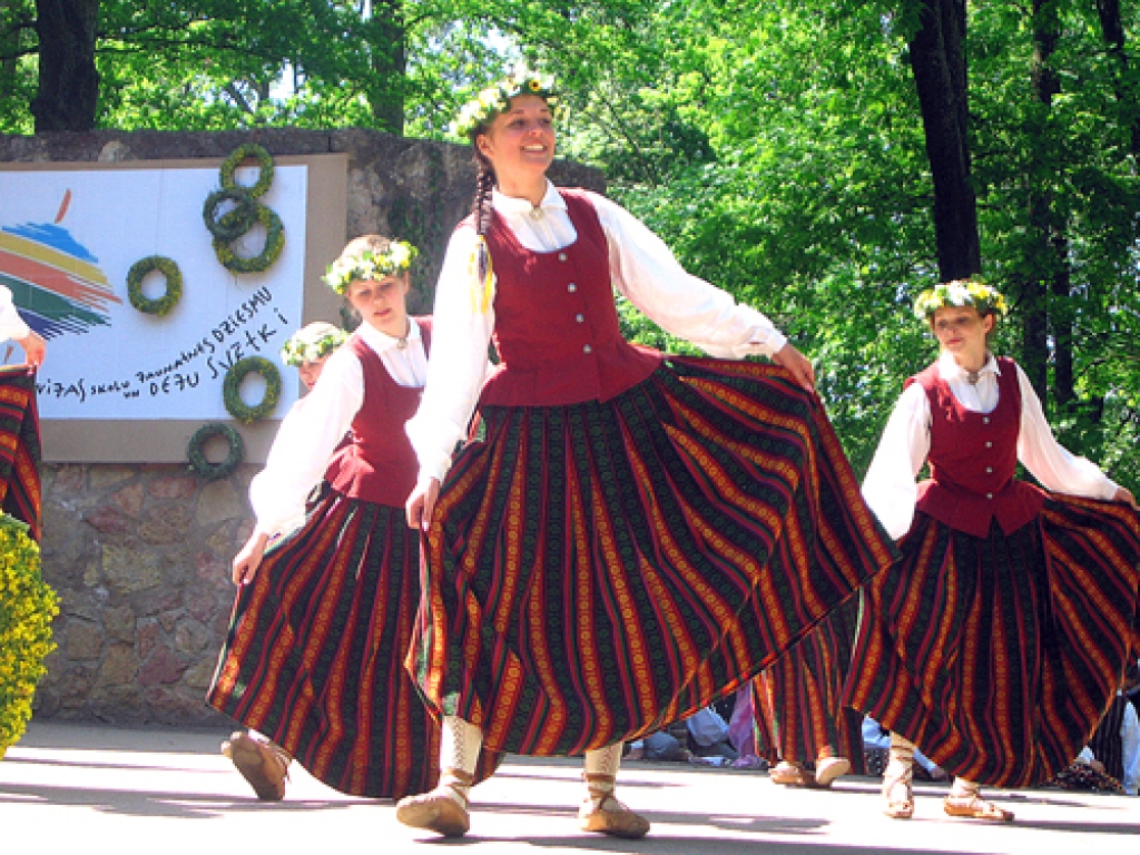 Kuplākais dalībnieku pulks no Iecavas būs dejotāji, un dažai vidusskolas meitenei šie būs jau trešie skolēnu Dziesmu svētki. 