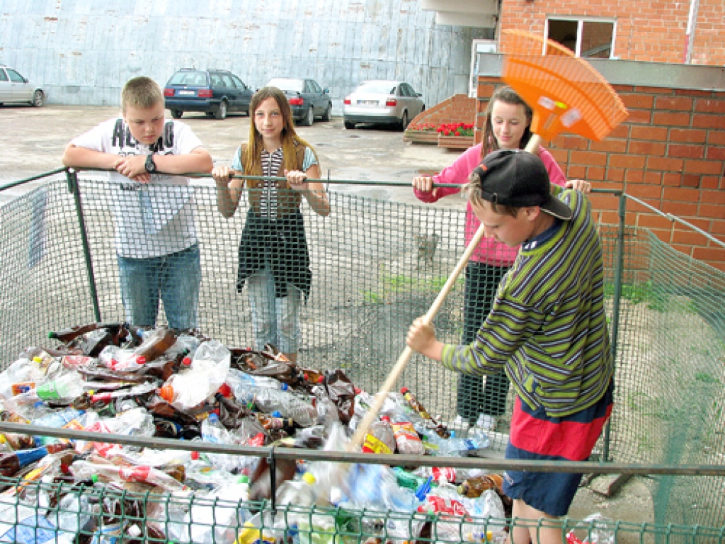 Pirms izlozes Emīls Rūgums vēl veikli ielien saplacināto PET pudeļu dārzā, lai visu kārtīgi samaisītu. Diemžēl viņam, kā arī čaklajiem atkritumu šķirotājiem Kristeram Lustikam (no kreisās), Eleonorai Bulažai un Elizabetei Harčenko šoreiz nepaveicās. Skolēni atkal vāks, šķiros un nodos atkritumus un cerēs uz veiksmi 29. jūlija izlozē.