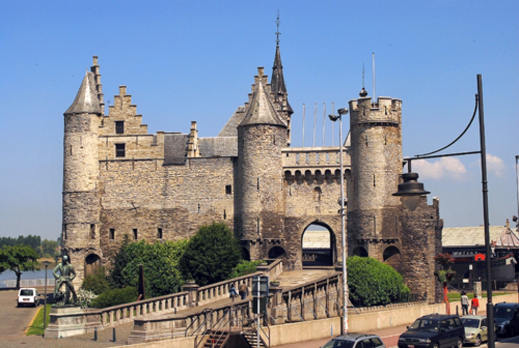 Antverpenē pie upes atrodas viduslaiku pils, kas savulaik kontrolējusi ostas teritoriju. Pie ieejas pilī ir Gulivera statuja.