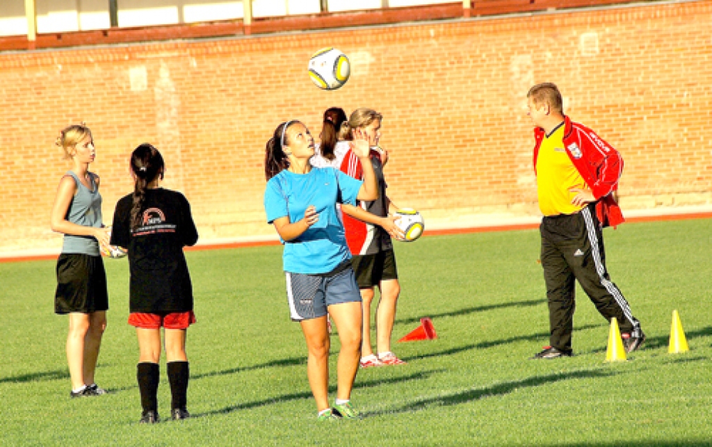 Trenera Jurija Ručkanova vadībā Bauskas novada sporta bāzē savu meistarību pilnveido «Bauskas BJSS» komandas meitenes. Vidū Alīna Ivanova. 
Autors: Uldis Varnevičs