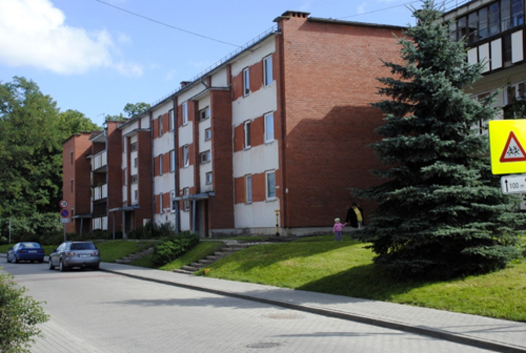 Mājai Plūdoņa ielā 58 tikko ir veikts jumta remonts. Tomēr ēkas noveco un remontu apjoms ar katru gadu pieaug. 
Autors: Ivars Bogdanovs