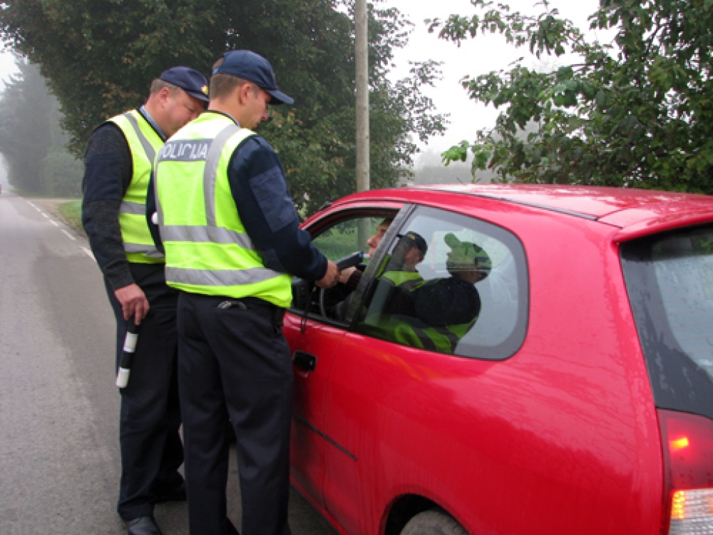 Četrās stundās pirmdienas, 30. augusta, rītā ceļu policisti Bauskas pievārtē pārbaudīja 178 transporta līdzekļu vadītājus.  
Autors: Vilnis Auzāns