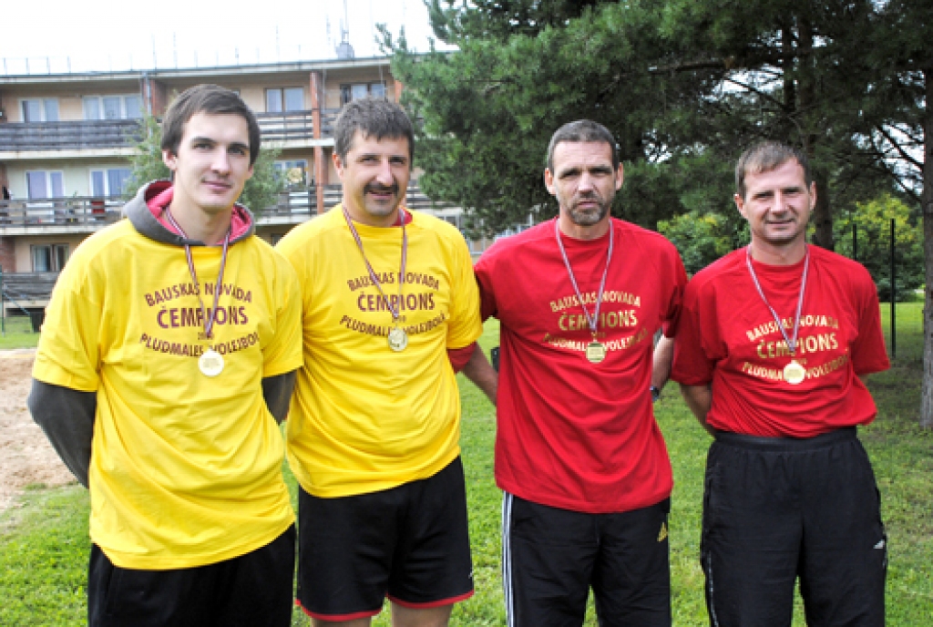 Bauskas novada atklātā čempionāta uzvarētāju tituls pludmales volejbolā ticis Uģim Dombrovskim (no kreisās), Guntim Mašinskim, veterānu  grupā – Vilnim Zariņam, Jānim Jirgensonam un Borisam Muravjovam, kura nebija klāt fotografēšanās brīdī. 
Autors: Ivars Bogdanovs