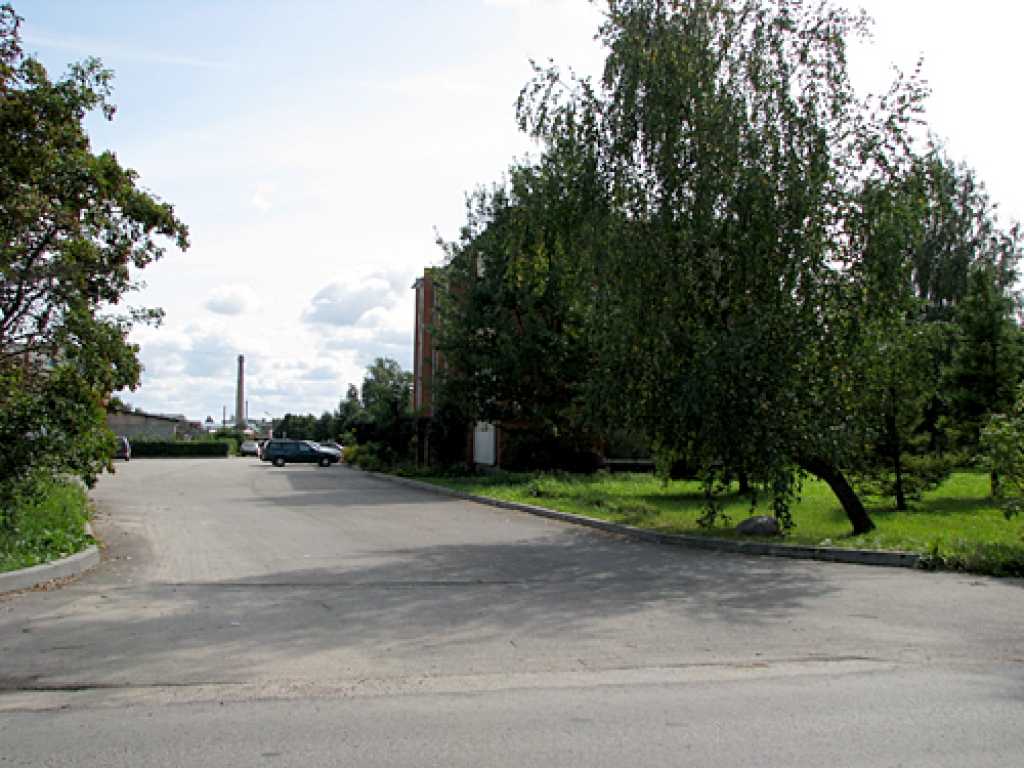 Pagalmā pie mājām Draudzības ielā 5, 7 un 11 pavisam drīz transporta kustība būs atļauta tikai ar 20 kilometru ātrumu stundā. Tādējādi drošāk varēs justies māju iemītnieki.
Autors: Vilnis Auzāns