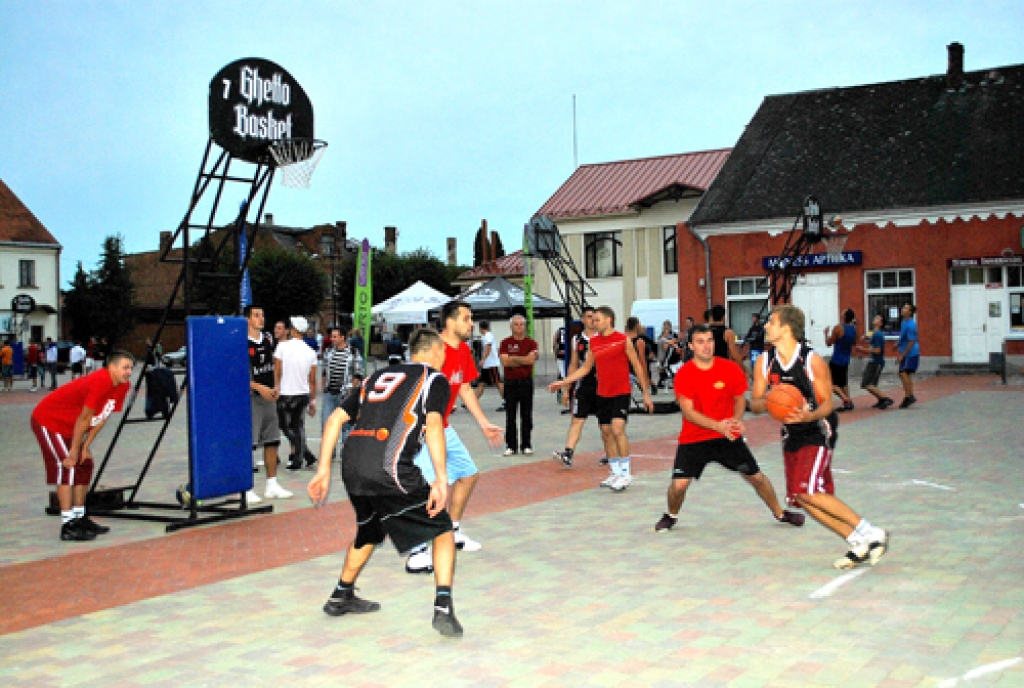 Rātslaukumā Bauskā «Ghetto Basket» rīkotajā ielu basketbola turnīra ceturtdaļfināla spēlē tiekas komandas «Privet» (melnajos tērpos) un «Būs labi».  
Autors: Uldis Varnevičs
