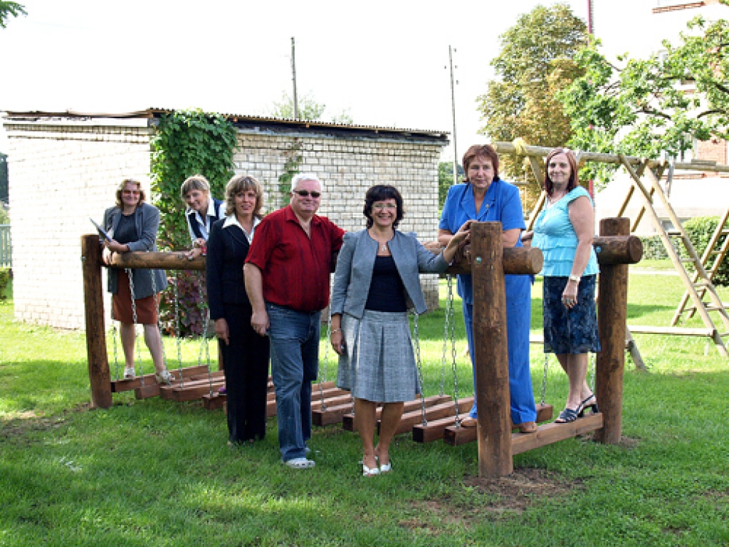 Daļa Iecavas internātskolas darbinieku komandas, kuras mērķis ir gan izglītot bērnus, gan ievadīt viņus praktiskajā dzīvē. No kreisās: internāta vadītāja Sandra Sūna, matemātikas skolotāja Sarma Zepa, deju kopas vadītāja Inese Jirgena, saimniecības vadītājs Vilnis Briģis, direktore Judīte Rubina, audzināšanas un mācību pārzines Ligita Putniņa un Dzidra Miezere.
Autors: Antra Ērgle.