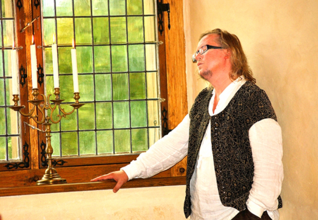 Ivars Cinkuss pirms katra skaņdarba ar saviem stāstiem aizveda skatītājus tālā pagātnē. 
Autors: Uldis Varnevičs.