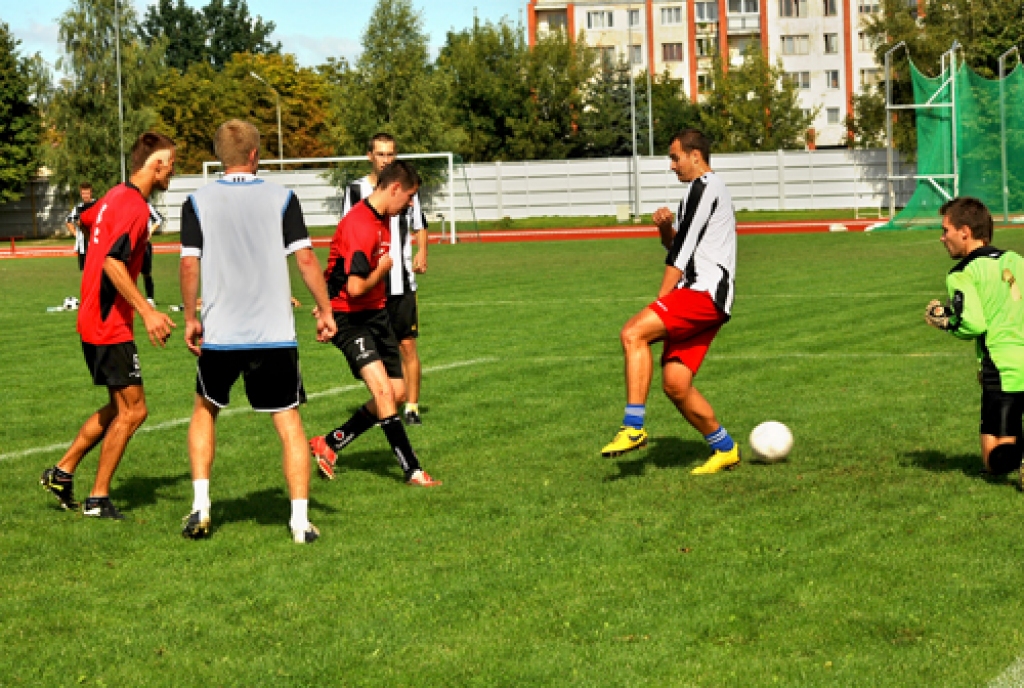 «Rundāles» futbolisti gūst vārtus spēlē pret «Īslīci». Diemžēl divi gūtie vārti bija stipri par maz, lai cerētu uz uzvaru. 
Autors: Foto – Uldis Varnevičs.