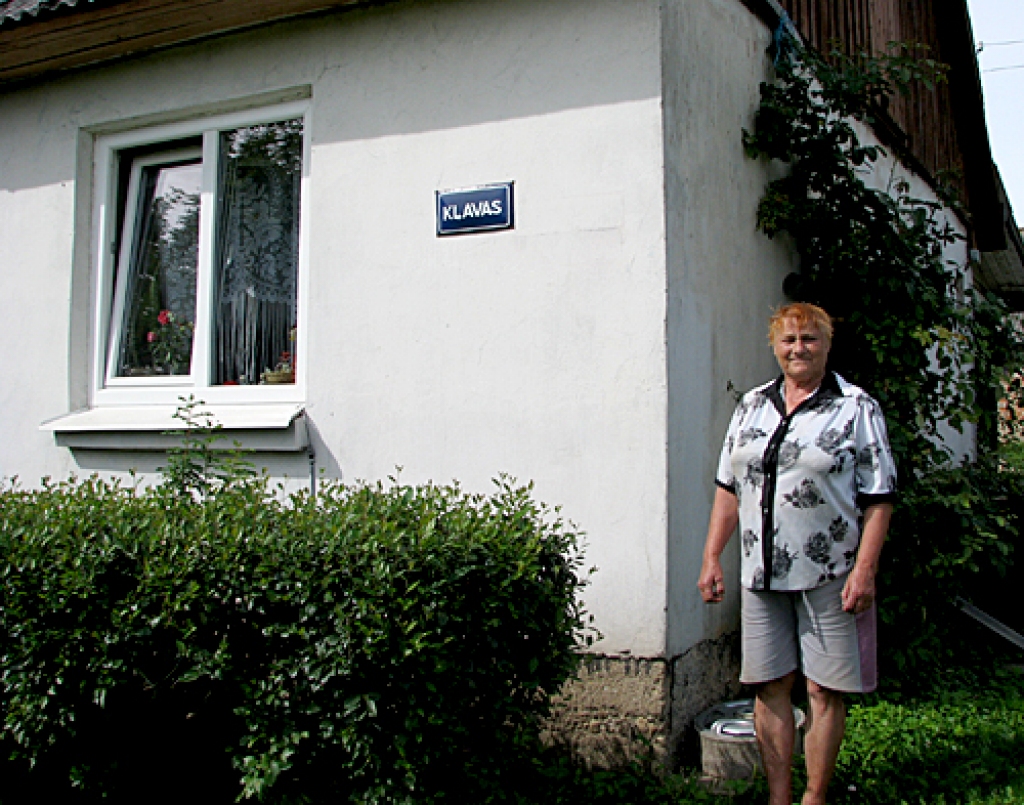 Vizma Elksnīte  samierināsies, ja viņas mājai vairs nebūs „Kļavu” vārds, bet gan tiks piešķirts numurs.
Autors: Vilnis Auzāns