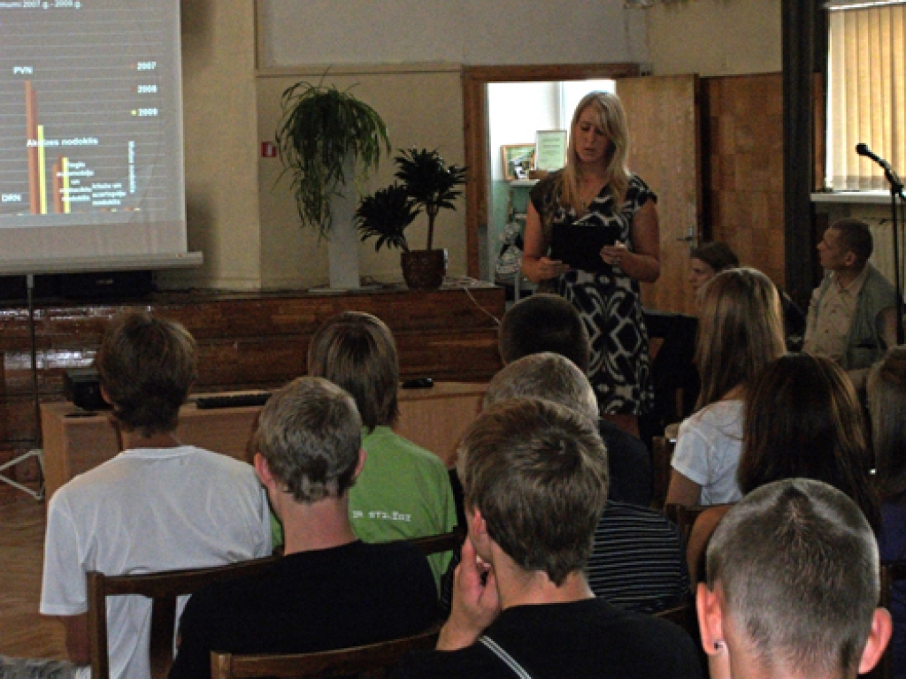 Nākamos desmitklasniekus ar savu zinātniski pētniecisko darbu «Nodokļu politikas un budžeta ieņēmumu savstarpējā saistība» iepazīstina Bauskas 1. vidusskolas 12.a klases audzēkne Ieva Grigaļūne.
Autors: Kristaps Ābelnieks