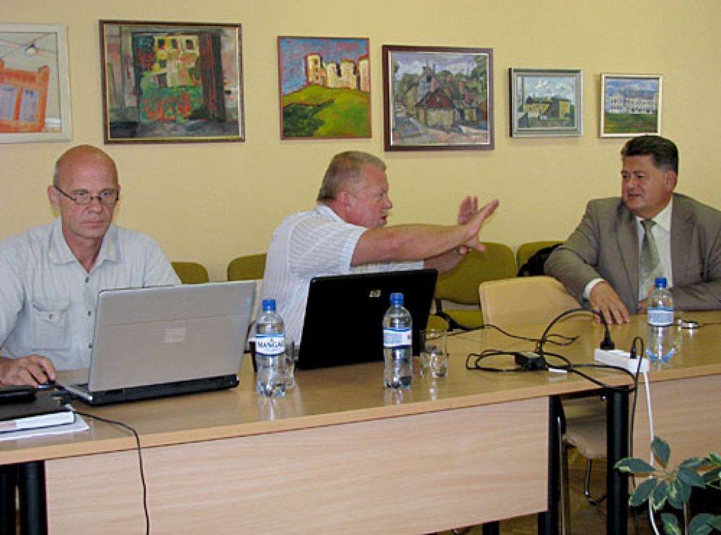 Pirms domes sēdes deputāti Jānis Feldmanis (no kreisās), Uģis Zeltiņš un Jānis Rumba debatē par labāko variantu, kā veikt pārmaiņas pašvaldības nolikumā un kādus pienākumus uzticēt priekšsēdētāja vietniekam. 
Autors: Vilnis Auzāns