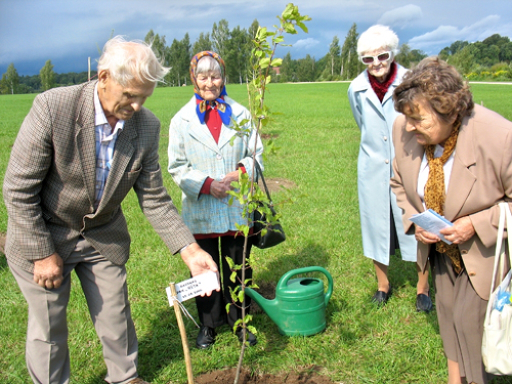 Vīksnai, ko Likteņdārzā pēc politiski represēto kluba «Rēta» ierosinājuma iestādīja baušķenieki, piestiprināta plāksnīte ar uzrakstu: Gunāram Zemtautim, studentam, nošauts Rīgas Centrālcietumā, un pārējiem cietušajiem patriotiem.
Autors: Mārīte Ozoliņa
