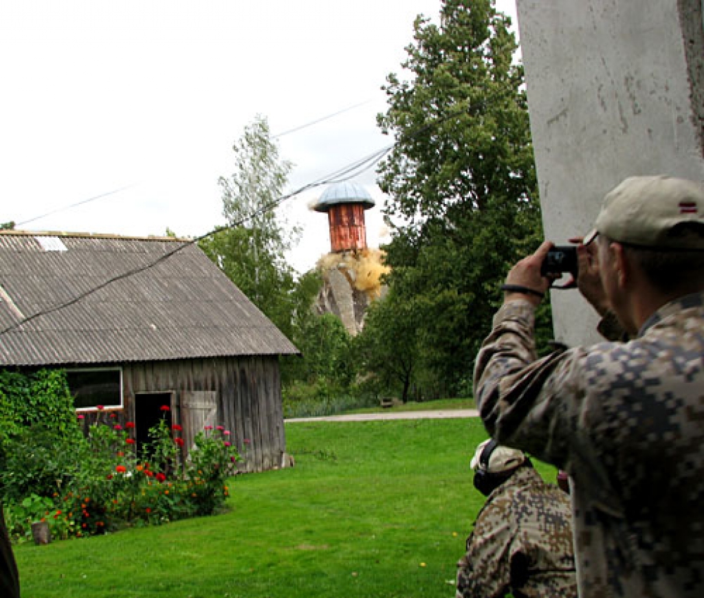 43 gadus nostāvējis, vecais Pāces ūdenstornis sagruva pāris sekundēs. 
Autors: Vilnis Auzāns