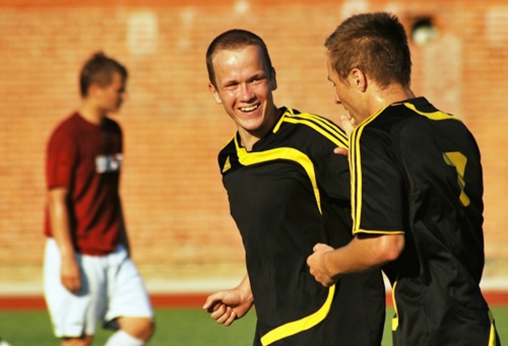 Komandas «Ballu motors» spēlētājs Edgars Ružello spēlē pret «Santos» guva divus vārtus. 
Autors: No «Bauskas Dzīves» arhīva.