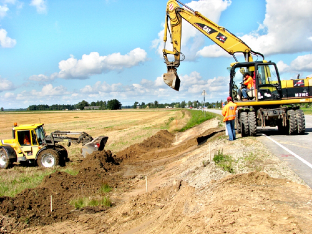 Ceļa A 7 pagriezienā uz «Raini» brauktuvi paplašinās, tādējādi tiks uzlabota satiksmes drošība.
Autors: Vilnis Auzāns