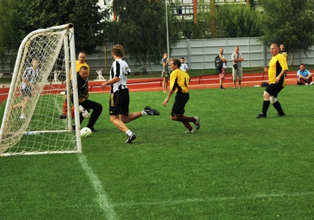 Bauskas novada čempionāta spēlē «Īslīce» gūst vārtus pret «Veterāniem». 
Autors: Uldis Varnevičs