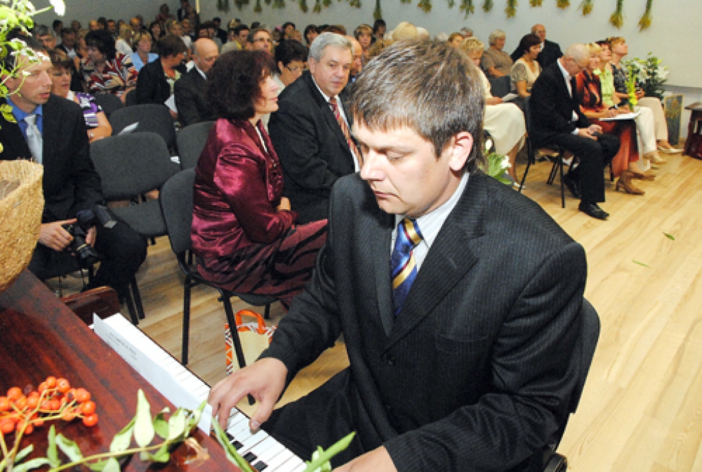 Direktors Česlavs Batņa Valles vidusskolas jubilejas svinīgajā sarīkojumā visus vieno kopīgā dziesmā, veltījumā skolai.
Autors: Ivars Bogdanovs